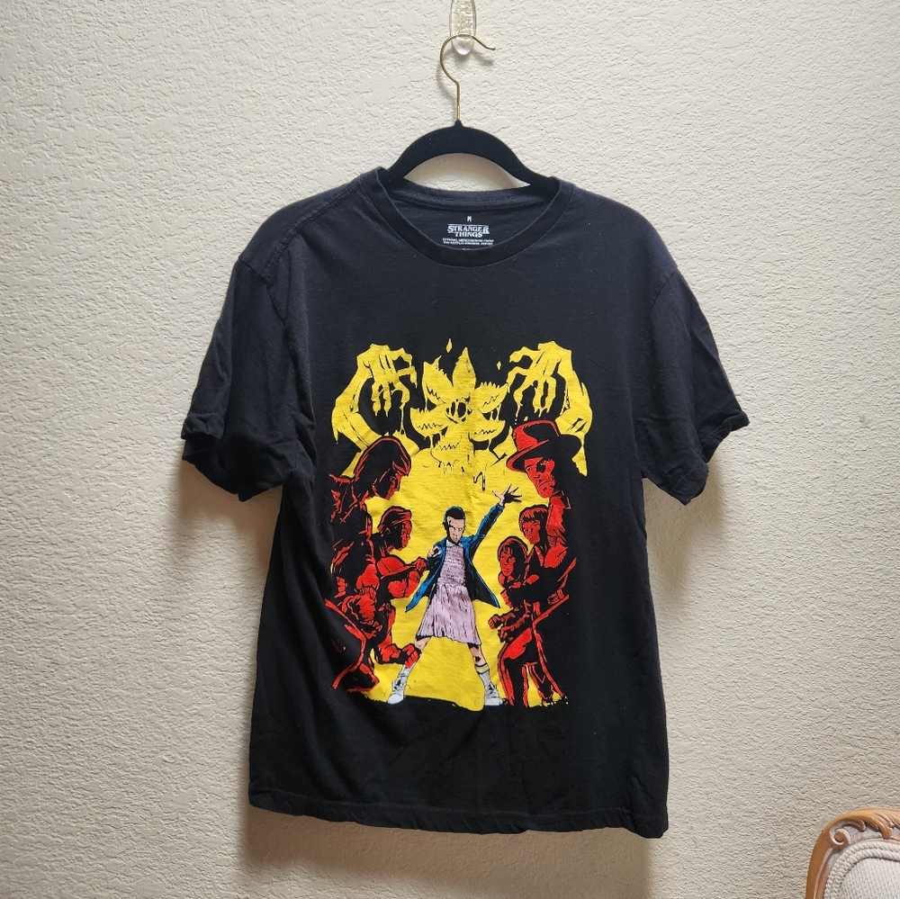 STRANGER THINGS Eleven vs Demogorgon T-Shirt Sz Med Netflix Loot Crate